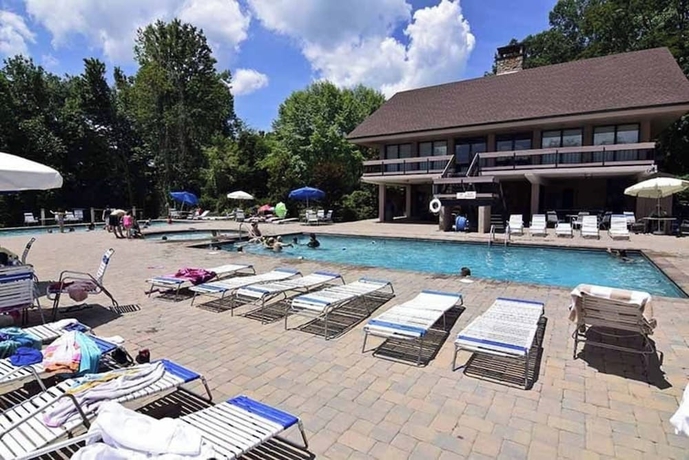 Imagen de la piscina del Hotel Shady Woods Retreat 3BR Chalet. Foto 15