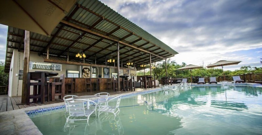 Imagen de la piscina del Hotel Shalati Kruger Lodge. Foto 19