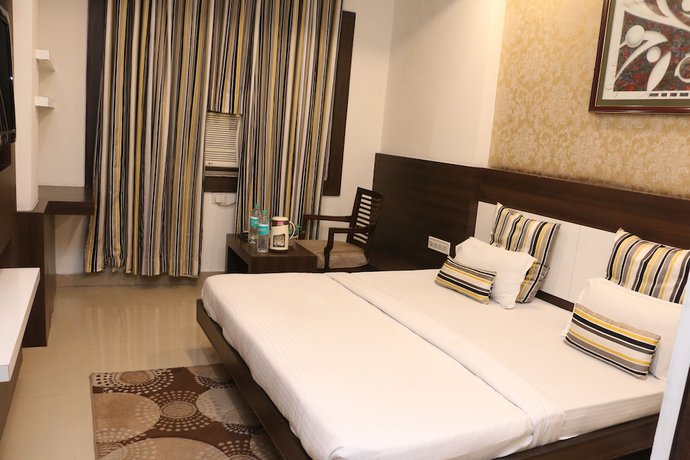 Imagen de la habitación del Hotel Shalimar Deluxe, Bhopal. Foto 8