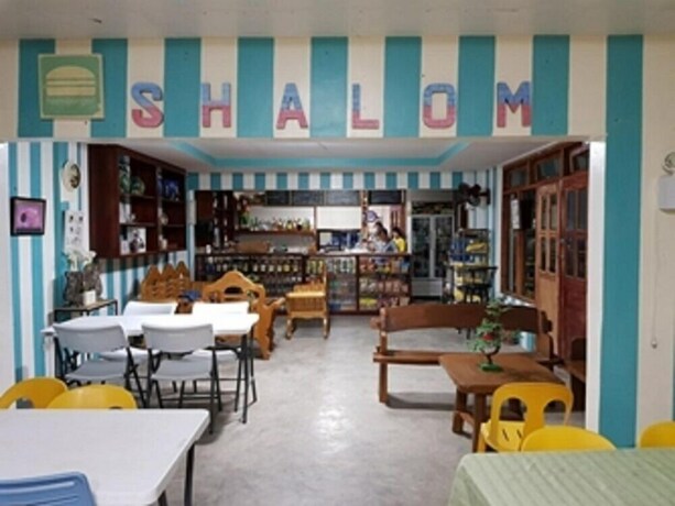 Imagen del bar/restaurante del Hotel Shalom Guest House And Resto Bar. Foto 7