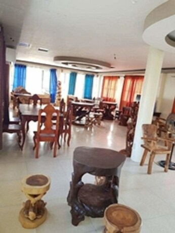 Imagen del bar/restaurante del Hotel Shalom Guest House And Resto Bar. Foto 8