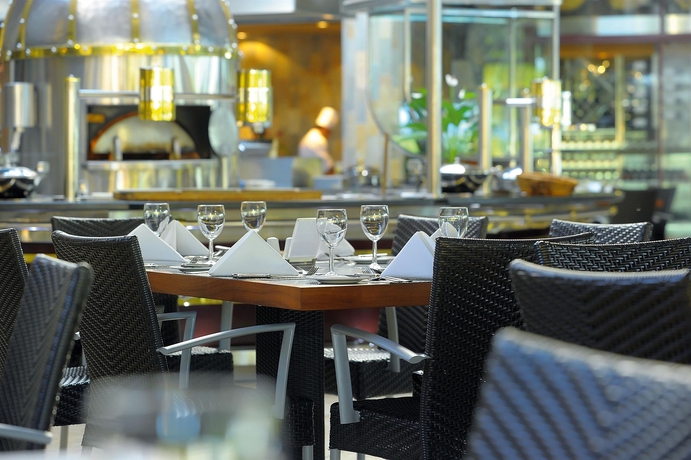 Imagen del bar/restaurante del Hotel Shandrani Beachcomber Resort and Spa. Foto 7