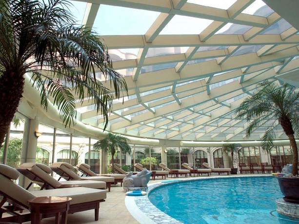 Imagen de la piscina del Hotel Shanghai Marriott Hongqiao. Foto 16