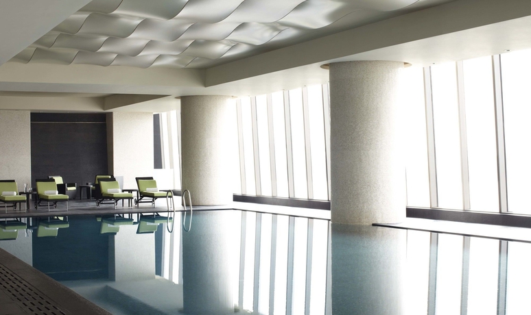 Imagen de la piscina del Hotel Shanghai Marriott Riverside. Foto 16