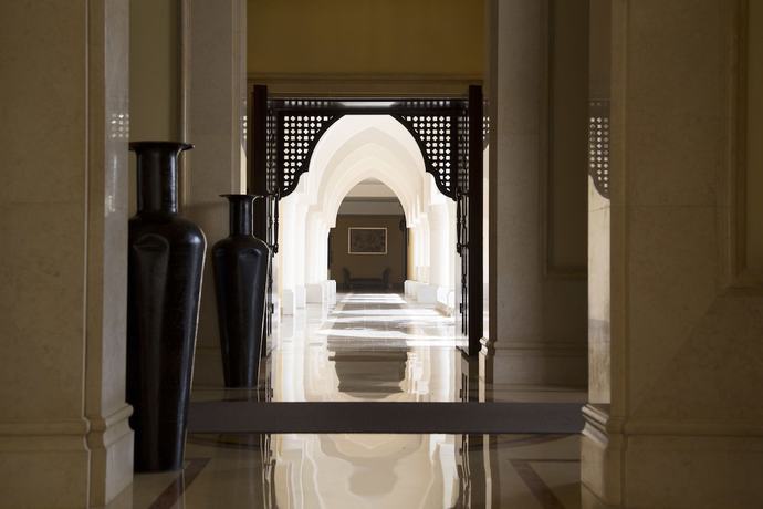 Imagen de los interiores del Hotel Shangri La Qaryat Al Beri. Foto 28