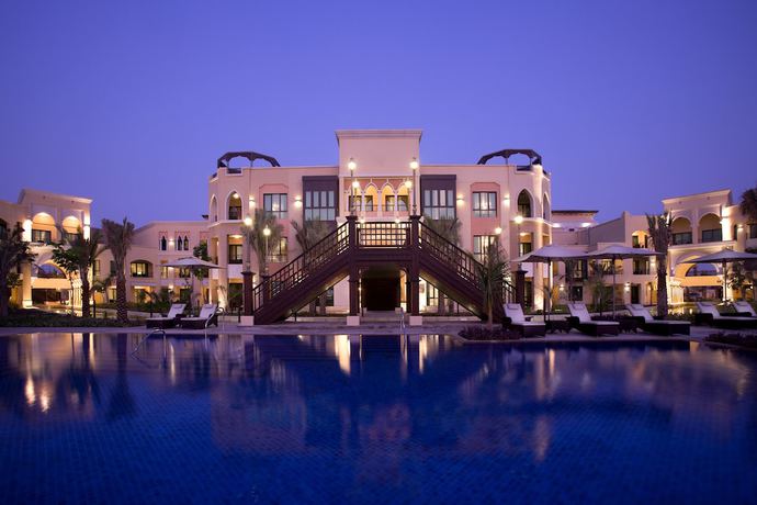 Imagen de la piscina del Hotel Shangri La Qaryat Al Beri. Foto 32