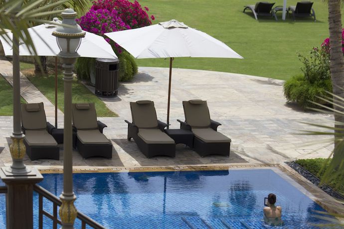 Imagen de la piscina del Hotel Shangri La Qaryat Al Beri. Foto 34