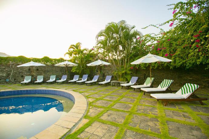 Imagen de la piscina del Hotel Shangri La Village Resort. Foto 12