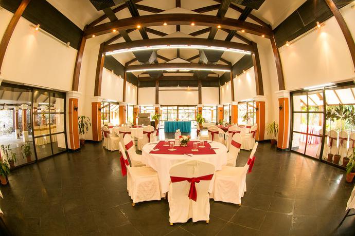 Imagen del bar/restaurante del Hotel Shangri La Village Resort. Foto 3