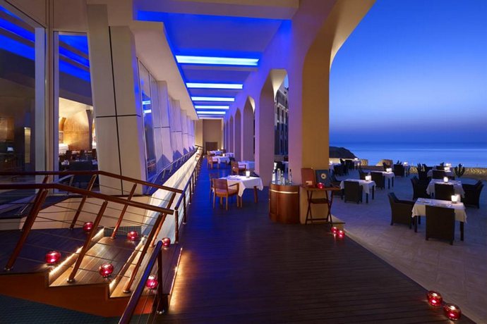 Imagen del bar/restaurante del Hotel Shangri-La Al Husn Resort. Foto 4