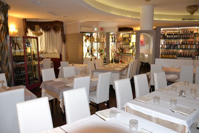 Imagen del bar/restaurante del Hotel Shangri-La, Pilcante. Foto 7