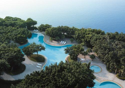 Imagen de la piscina del Hotel Shangri-la Beihai. Foto 9