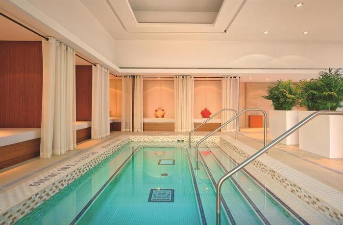 Imagen de la piscina del Hotel Shangri-la Toronto. Foto 27