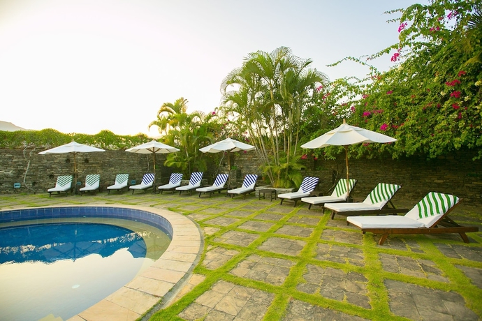 Imagen de la piscina del Hotel Shangri-la Village Resort. Foto 16