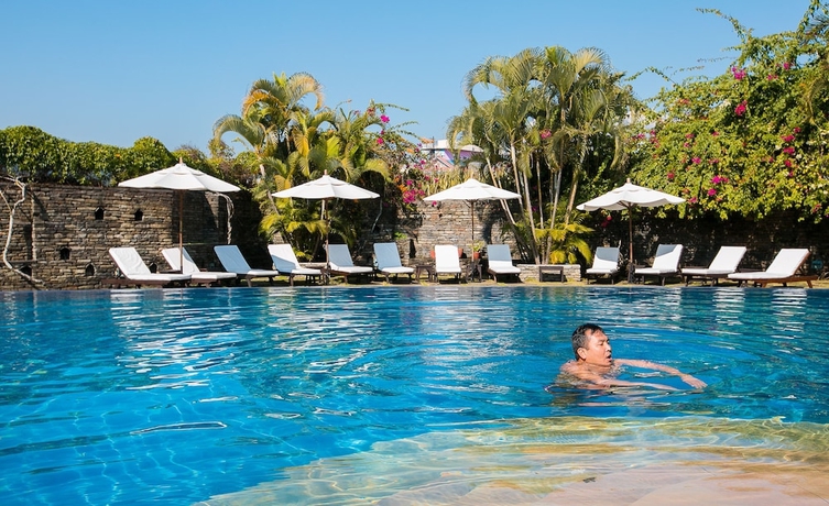 Imagen de la piscina del Hotel Shangri-la Village Resort. Foto 17