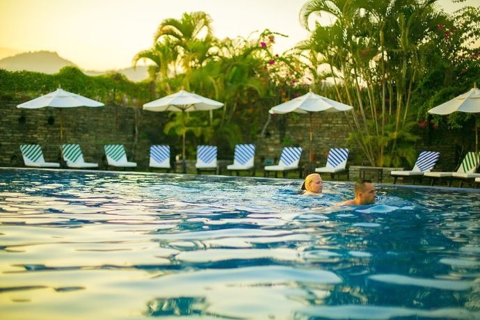 Imagen de la piscina del Hotel Shangri-la Village Resort. Foto 18