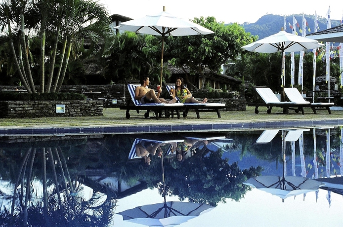 Imagen de la piscina del Hotel Shangri-la Village Resort. Foto 19