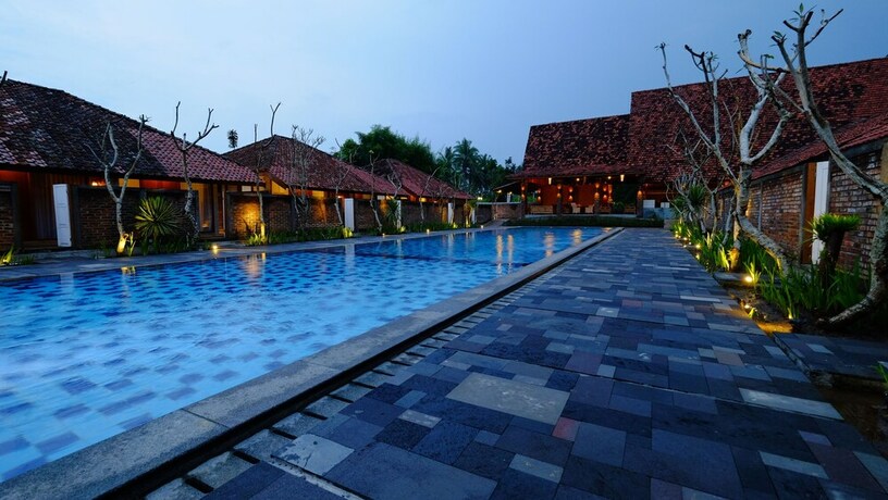 Imagen de la piscina del Hotel Shankara Borobudur. Foto 37