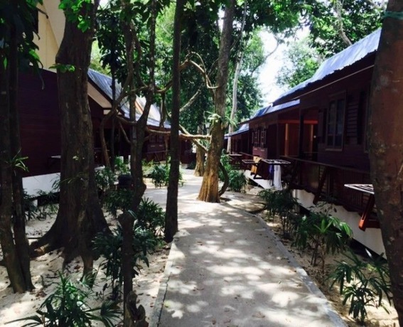 Imagen de los exteriores del Hotel Shari-la Island Resort. Foto 11