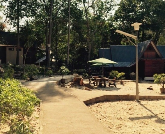 Imagen de los exteriores del Hotel Shari-la Island Resort. Foto 12