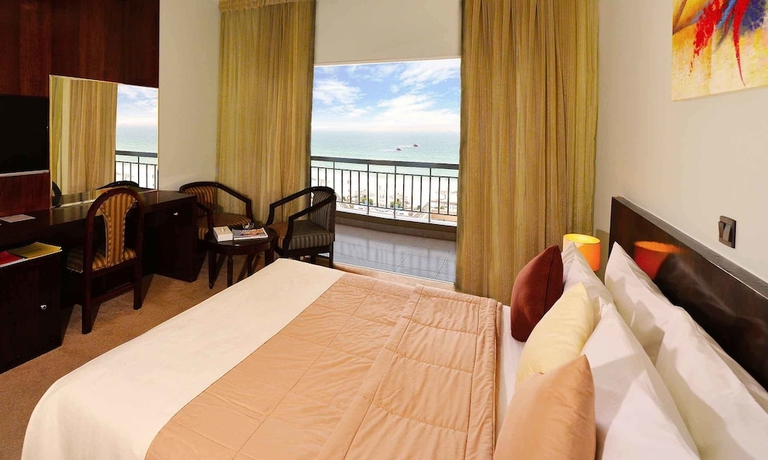 Imagen de la habitación del Hotel Sharjah Carlton. Foto 12