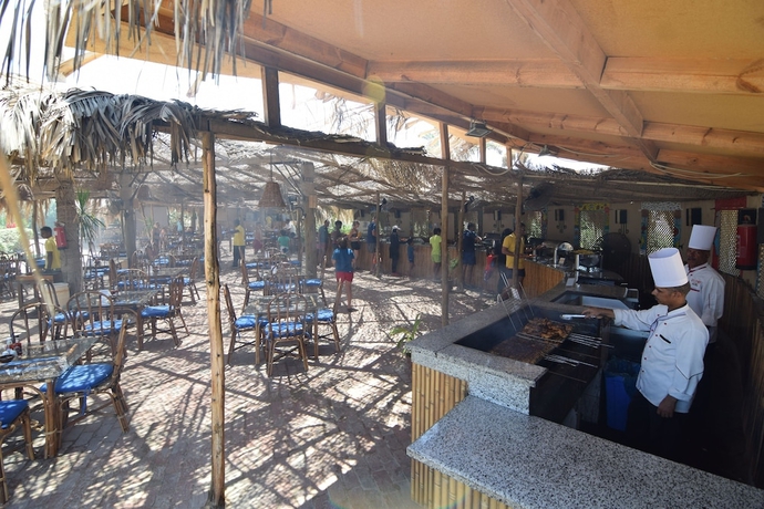 Imagen del bar/restaurante del Hotel Sharm El Naga Resort and Diving Center. Foto 10