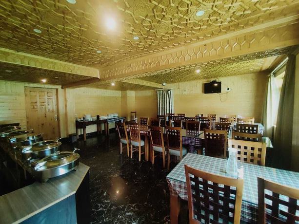 Imagen del bar/restaurante del Hotel Sheen Sonmarg. Foto 3