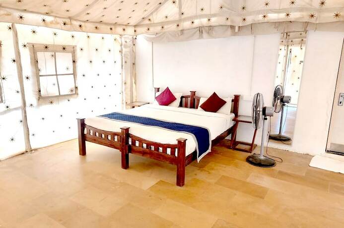 Imagen de la habitación del Hotel Sheesh Mahal Desert Camp. Foto 17