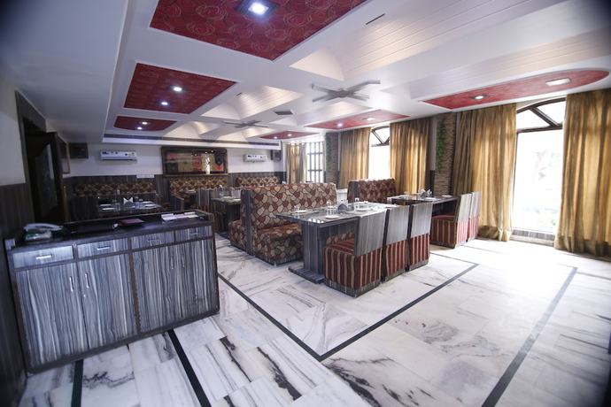Imagen del bar/restaurante del Hotel Sheetal Regency. Foto 8