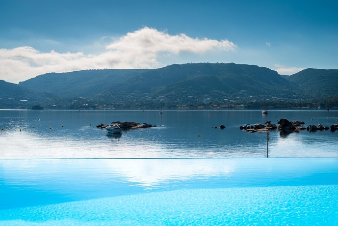 Imagen de la piscina del Hotel Shegara. Foto 16