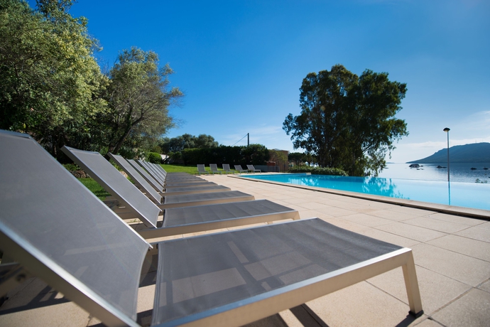 Imagen de la piscina del Hotel Shegara. Foto 17