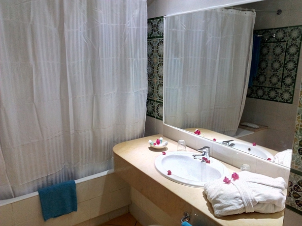 Imagen de la habitación del Hotel Shell Beach and Spa. Foto 6