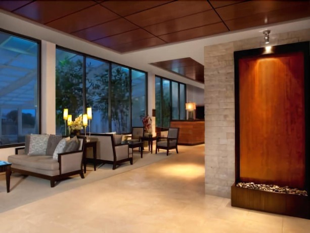 Imagen de los interiores del Hotel Shell Island Resort - All Oceanfront Suites. Foto 20