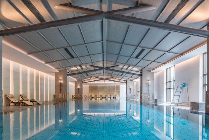 Imagen de la piscina del Hotel Shenzhen Marriott Golden Bay. Foto 14