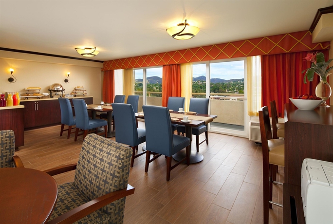 Imagen del bar/restaurante del Hotel Sheraton Agoura Hills. Foto 3