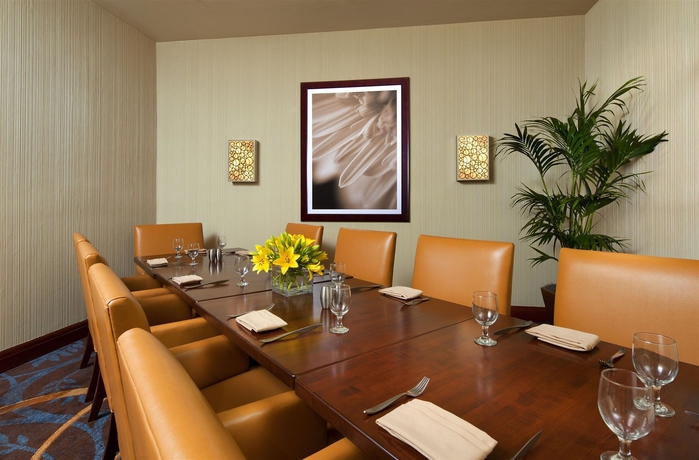 Imagen del bar/restaurante del Hotel Sheraton Agoura Hills. Foto 6