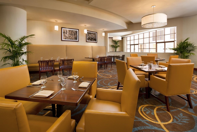 Imagen del bar/restaurante del Hotel Sheraton Agoura Hills. Foto 7