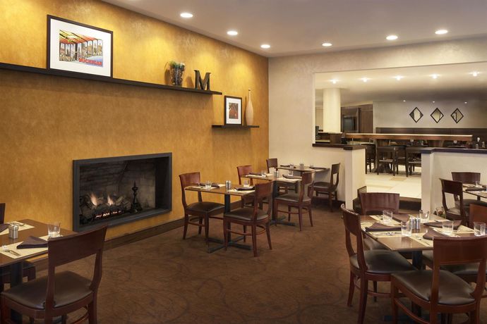 Imagen del bar/restaurante del Hotel Sheraton Ann Arbor. Foto 4