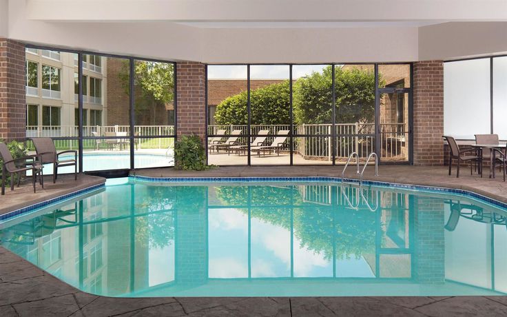 Imagen de la piscina del Hotel Sheraton Ann Arbor. Foto 16