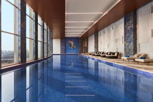 Imagen de la piscina del Hotel Sheraton Beijing Lize. Foto 7