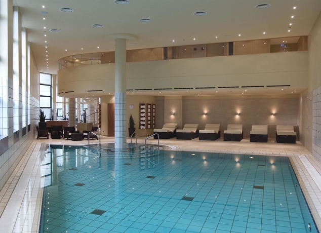 Imagen de la piscina del Hotel Sheraton Berlin Grand Hotel Esplanade. Foto 16
