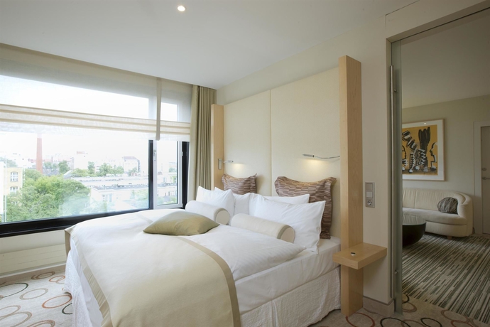 Imagen de la habitación del Hotel Sheraton Berlin Grand Hotel Esplanade. Foto 15