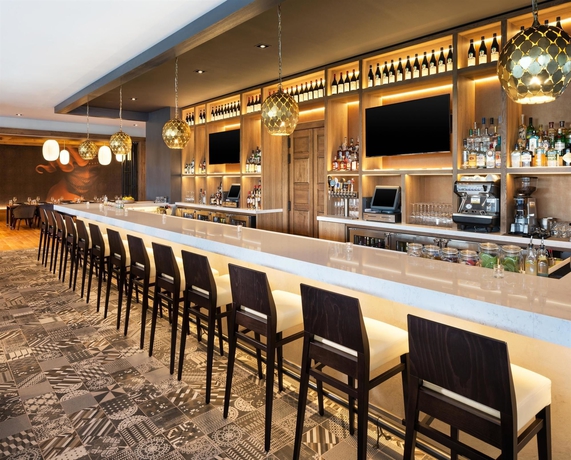 Imagen del bar/restaurante del Hotel Sheraton Bloomington. Foto 3