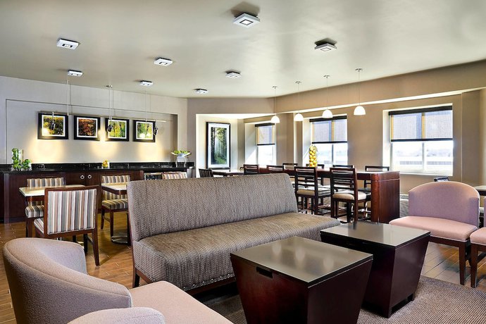 Imagen del bar/restaurante del Hotel Sheraton Boston Needham. Foto 2