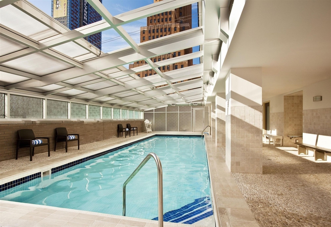 Imagen de la piscina del Hotel Sheraton Brooklyn. Foto 16