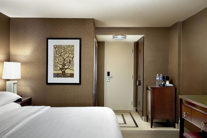 Imagen de la habitación del Hotel Sheraton Cavalier Calgary. Foto 3