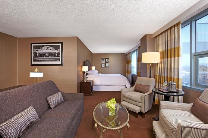 Imagen del bar/restaurante del Hotel Sheraton Cerritos. Foto 2