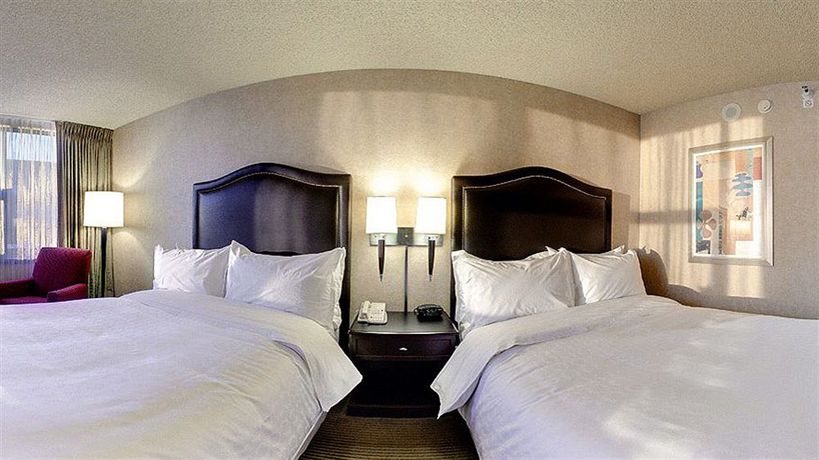 Imagen del bar/restaurante del Hotel Sheraton Cerritos. Foto 4