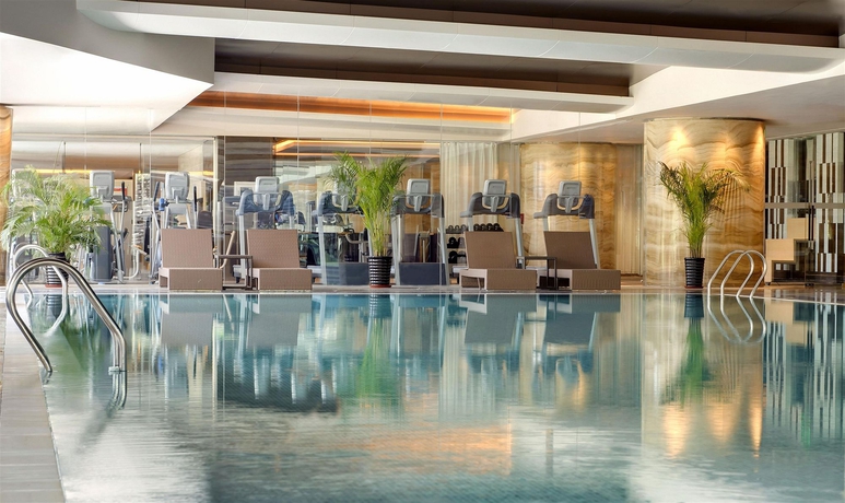 Imagen de la piscina del Hotel Sheraton Changchun Jingyuetan. Foto 16