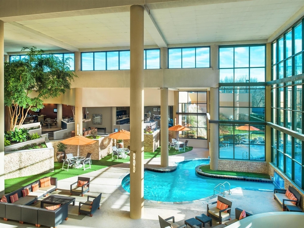 Imagen de la piscina del Hotel Sheraton Charlotte Airport. Foto 16